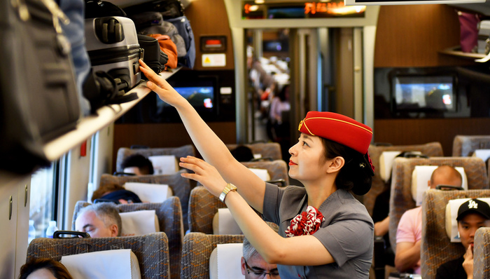 铁路公安回应外籍乘客拉高铁紧急制动阀:任何人违规都将依法处置