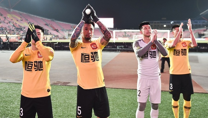 体育早报丨国安恒大保留中超争冠悬念 巴萨取胜欧冠小组头名出线