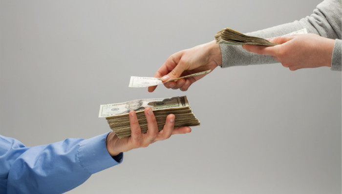 每月工资没变,为何个税越扣越多?别慌,其实没亏