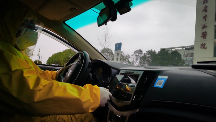 我在武汉开医护专车:无论生死,不谈报酬 |疫中人⑨