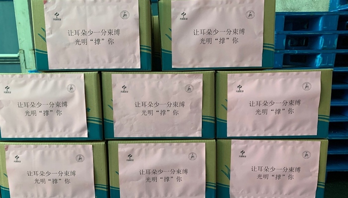 光明乳业捐赠3万个牛奶盒提手,守护一线医护人员