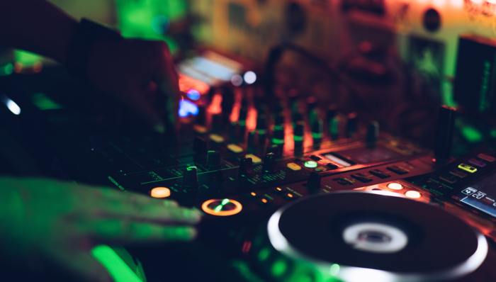 夜场DJ和你的健身教练,今天都在送外卖