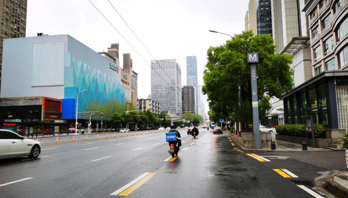 重回武汉实录:凭二维码通行,公共交通有序恢复