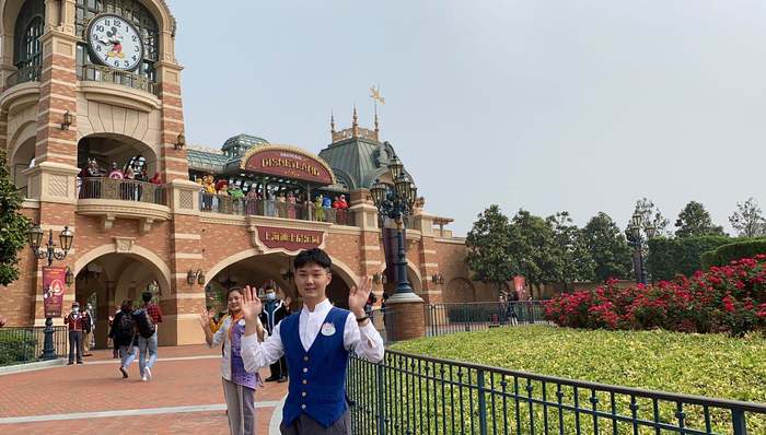 上海迪士尼重开首日:有人激动得哭了,打卡热门项目排队仅5分钟