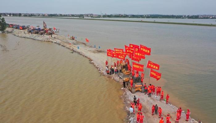 【现场】鄱阳县溃口最长圩堤成功合龙:将继续加高培厚