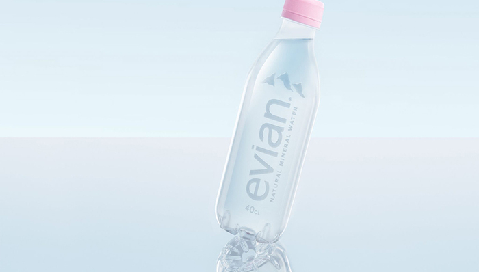 依云推出首款“百分百”可回收的矿泉水瓶,连标签都不用了