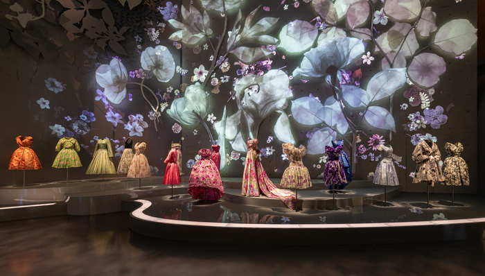 DIOR在上海展出275件禮服，透露了品牌傳承70年的秘訣
