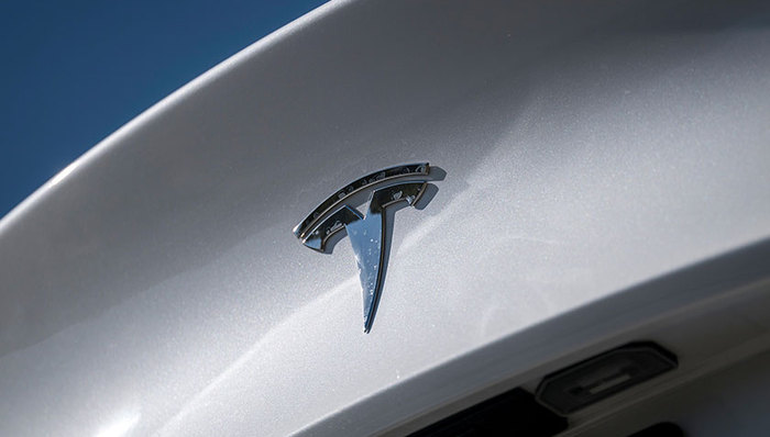 马斯克祭出电池“终极武器”:华尔街为何不买特斯拉的账?