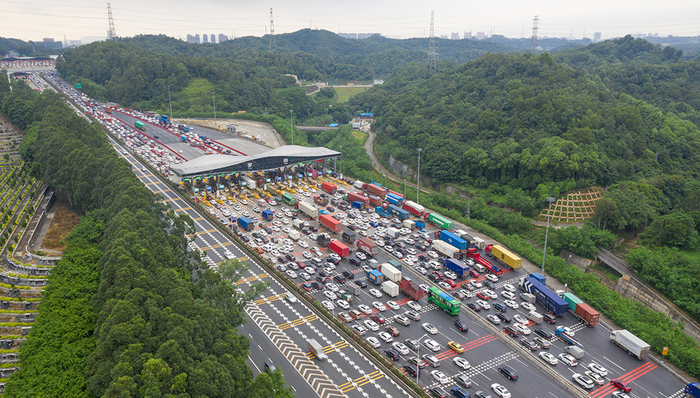 十一出行不易:高铁晚点、高速堵车、打不到车