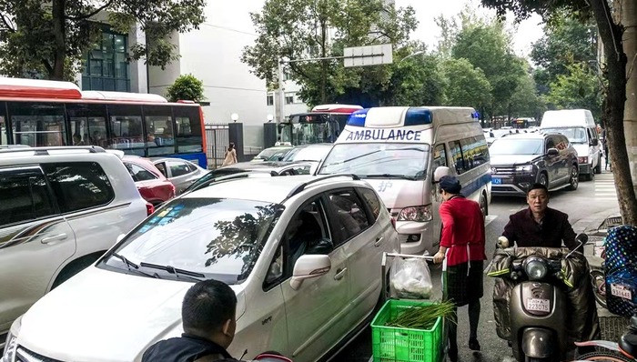 “最后100米”,堵车更堵心:医院“停车难”加剧“看病难”现象调查