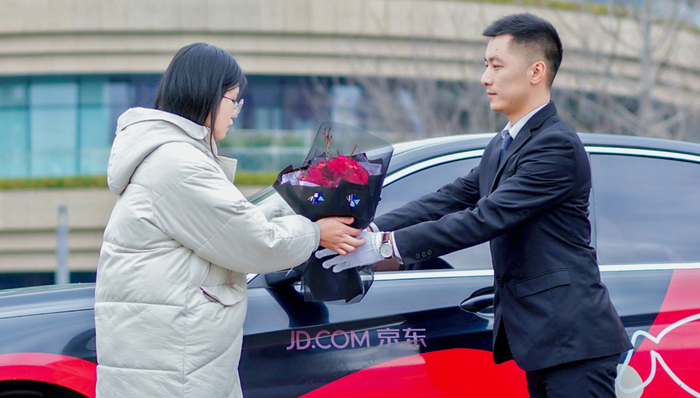 包邮不香吗,为什么还有人加49元让小哥穿西装专车送快递?