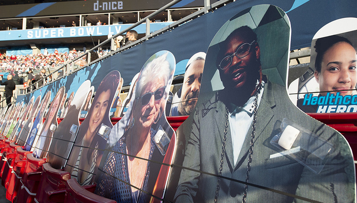 “美国春晚”纸板人吸睛,体育赛事对观众念念不忘