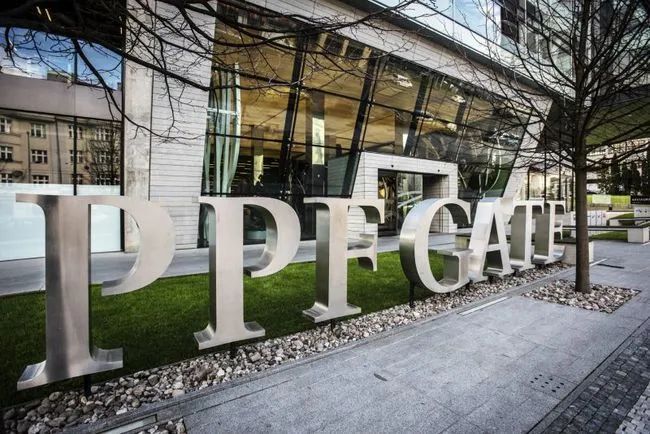 捷克首富彼得·凯尔纳在美坠机身亡,旗下捷信集团去年巨亏45亿元人民币