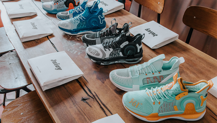 一周运动新品 | 361° 联名网红饮品店,KITH主理人推Clarks合作款