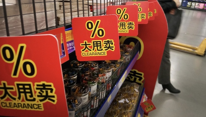 雪碧9毛,曼秀雷敦面膜一盒11.5元,连锁折扣超市正用临期产品掘金线下