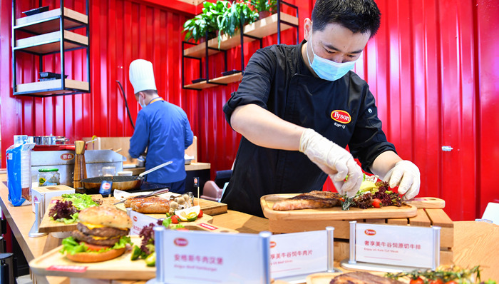 白酒配巧克力,榴莲搭瑞士卷,进博会的老朋友们破解“流量密码”