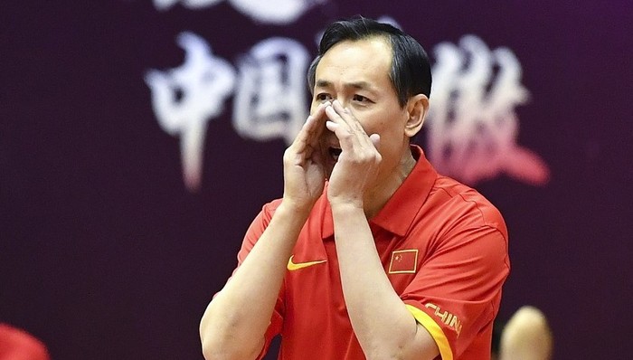 坐着轮椅执教奥运的许利民告别中国女篮,国字号帅印陆续换代