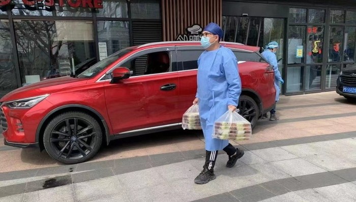 16人组“为老助餐”队,为社区老人配送三餐、跑腿买药 | 上海战疫