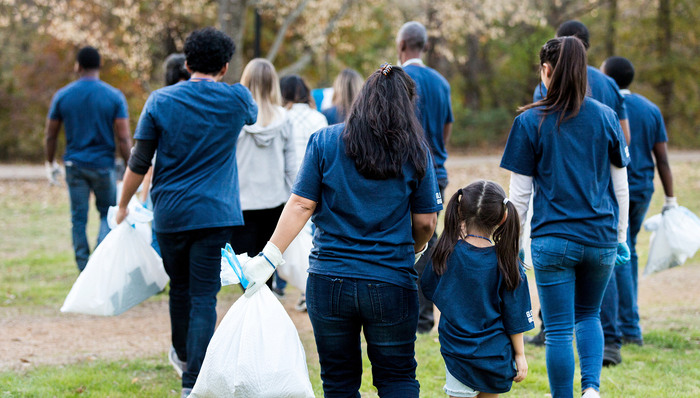 “我尽量省下食物,给邻居送过去”