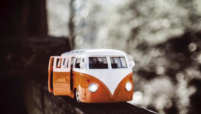 巴士在線,扭虧為盈,摘帽