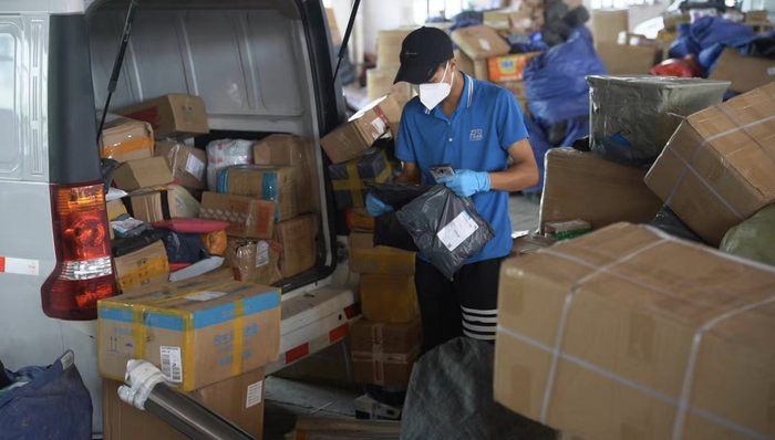 上海快递网点复工忙:员工到岗率接近常态,“618”大促拉动派收量