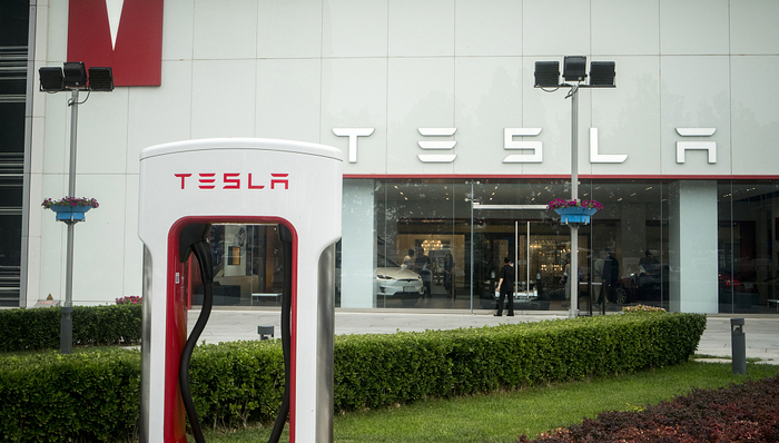 特斯拉，暫停全球招聘，裁員