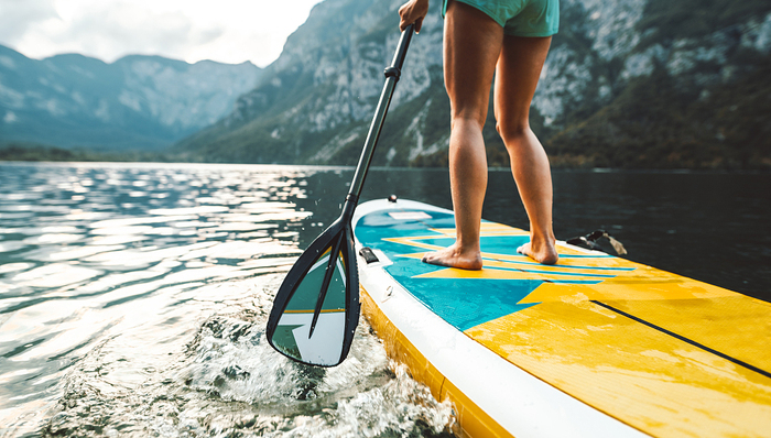 踏上槳板，他們在亮馬河上“漂流”