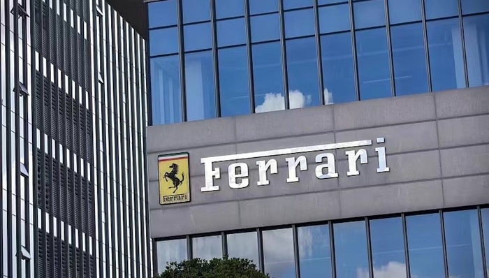 “法拉利在中国卖风衣售价4.45万”上热搜,汽车公司跨界背后隐藏的深层焦虑