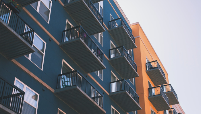 魔方公寓,經(jīng)營(yíng)壓力,上市