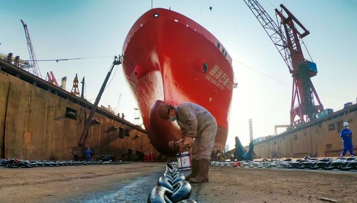 全球最大LNG運(yùn)輸加注船投用