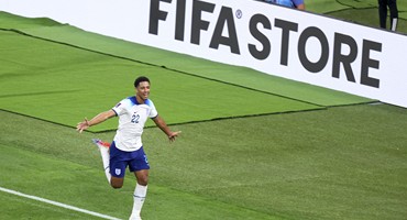 贝林厄姆打进00后世界杯首球、萨卡梅开二度,领衔英格兰青春风暴