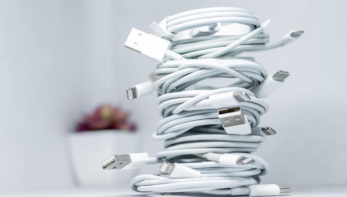 欧盟将强制iPhone改用USB-C接口,苹果会为此付出多大代价?
