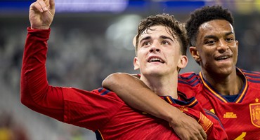 西班牙7-0哥斯达黎加,18岁新金童加维一夜走红