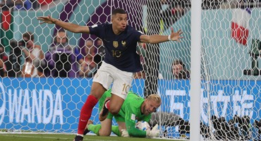 姆巴佩包办法国两球,卫冕冠军破魔咒成首支出线球队