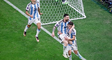 恩佐小组赛救主、阿尔瓦雷斯半决赛双响,梅西“迷弟”助力偶像最后一舞