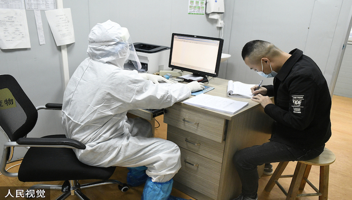 发热病人激增下的村镇发热门诊:薄弱的医疗资源,短缺的药品和医护