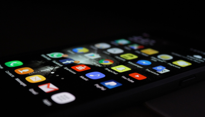 預(yù)裝app,手機(jī)廠商,廣告,國(guó)產(chǎn)拿手機(jī),監(jiān)管,高端手機(jī),