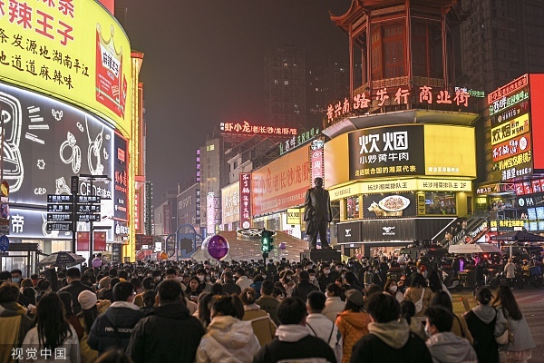 熱門餐廳排隊(duì)過千號(hào)，春節(jié)多地餐飲消費(fèi)“爆了”