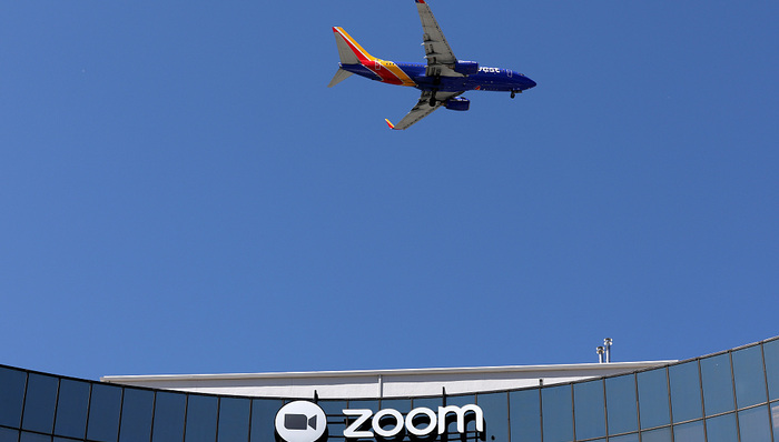 全球裁员、增速放缓,“疫情光环”消失的Zoom加速向企业服务转型
