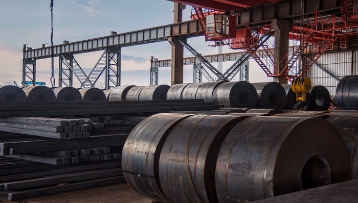 螺紋鋼期貨價跌至年內(nèi)新低，中鋼協(xié)呼吁鋼企主動減產(chǎn)