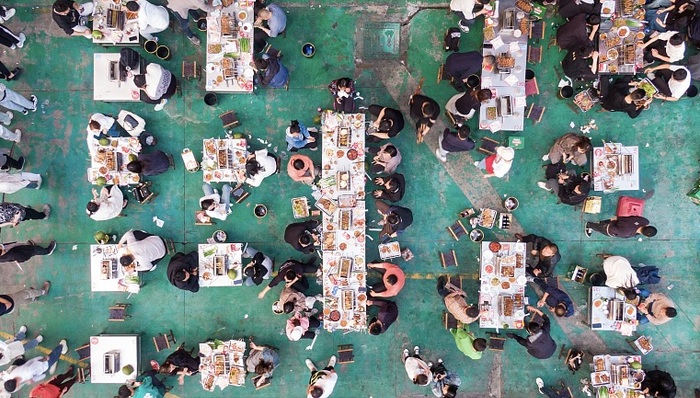 淄博烧烤“打包”寄件量暴涨,快递小哥都不够用了