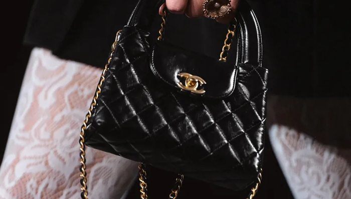 香奈儿Mini Shopping Bag优雅可人,菲拉格慕2024春夏系列偶遇加勒比风| 是日美好事物