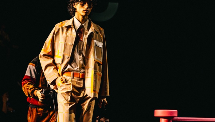 以服饰为盔甲,大胆面对时代变化|2024春夏上海时装周