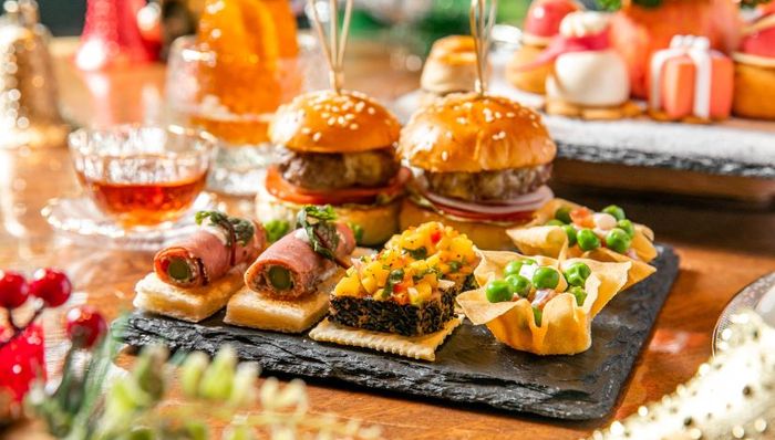 哈罗德携手华伦天奴推出下午茶菜单,上海星级酒店餐厅带来岁末主题餐饮体验 丨 美食情报