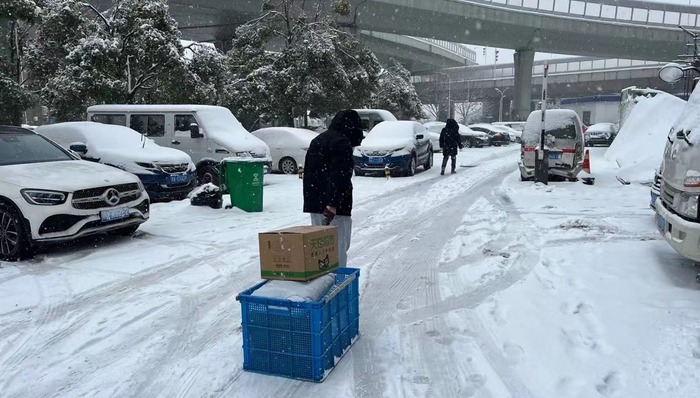 暴雪突袭快递变慢,物流公司加急处理、快递员延迟返乡
