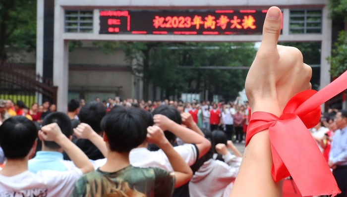 当听力测试纳入高考英语,农村学生的录取率被大大拉低丨数据说话