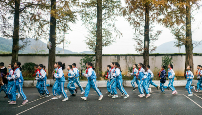 調(diào)研早知道| 校服風(fēng)尚出圈，這家公司未來(lái)兩年?duì)I收每年計(jì)劃增長(zhǎng)15%