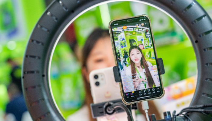 東方甄選,瘋狂小楊哥,直播電商,網(wǎng)紅經(jīng)濟,東南亞