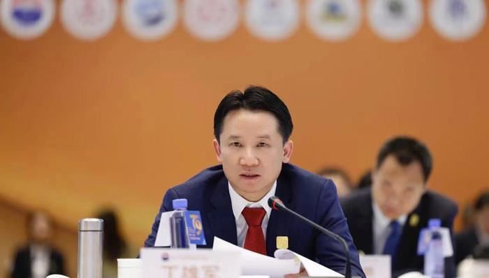 茅台换帅:丁雄军掌舵期间茅台试水多元化,老将张德芹回归