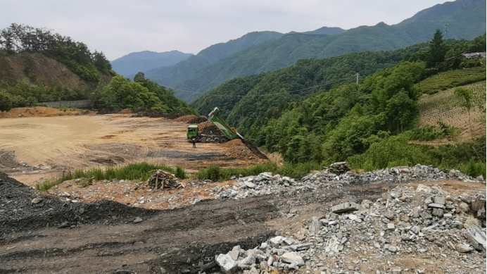 督察时当面倾倒建筑垃圾,神农架林区临时填埋场侵占生态保育区32.4亩